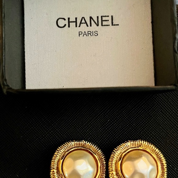 Authentic, Iconic and classic vintage 1980s era Chanel Clip on earrings - Picture 10 of 10